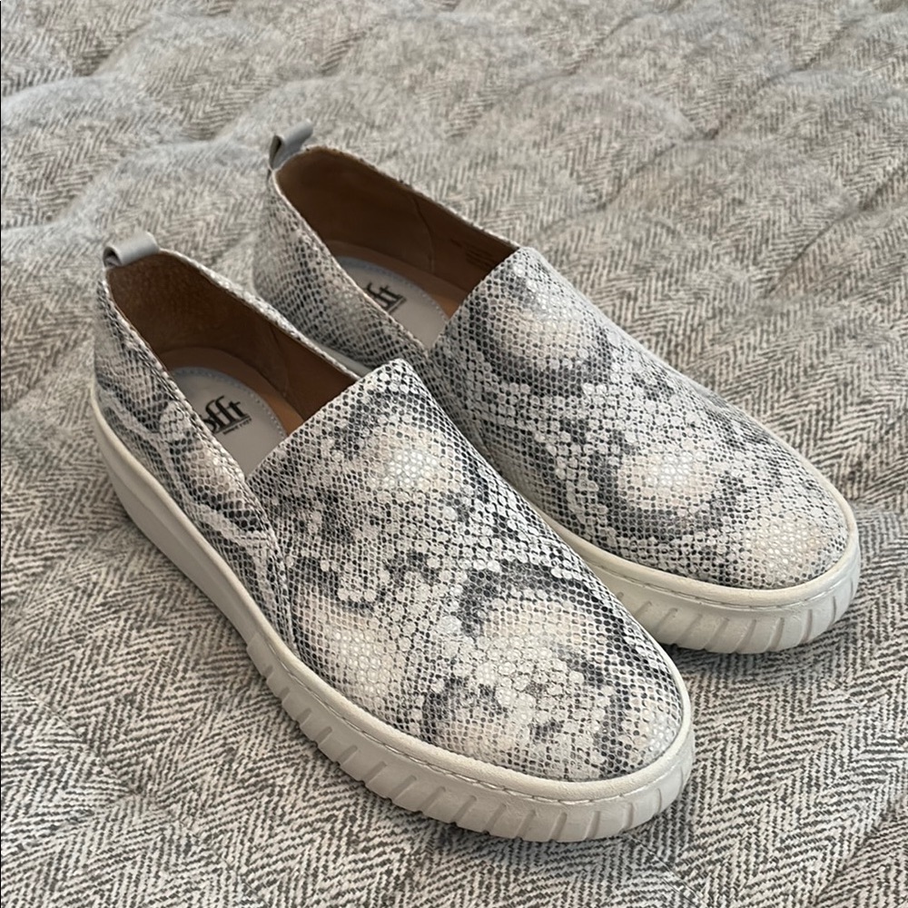 Sofft snakeskin leather slip on shoes size 8.5M